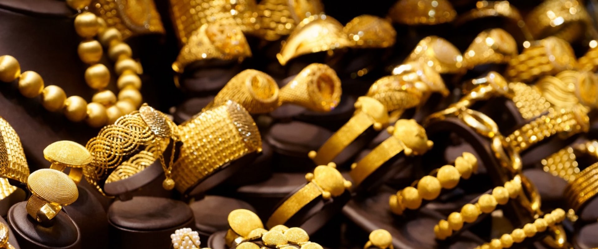The Pros and Cons of Investing in Gold: A Comprehensive Guide to Gold IRAs